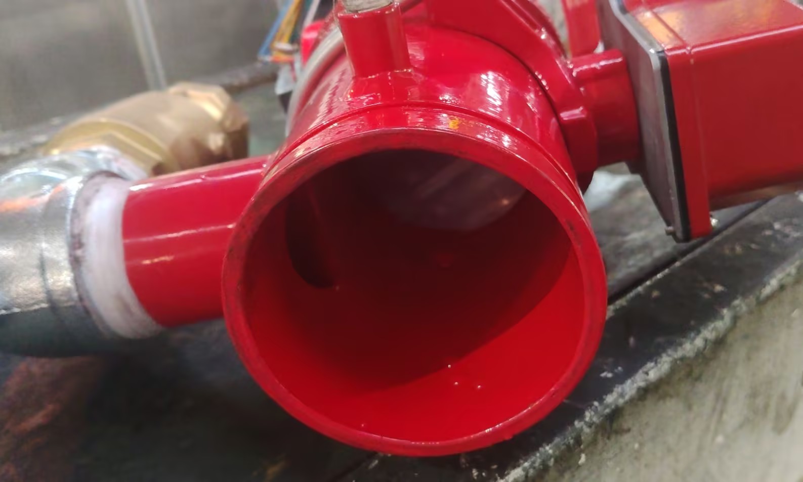 Interior del tubo del colector vertical comercial