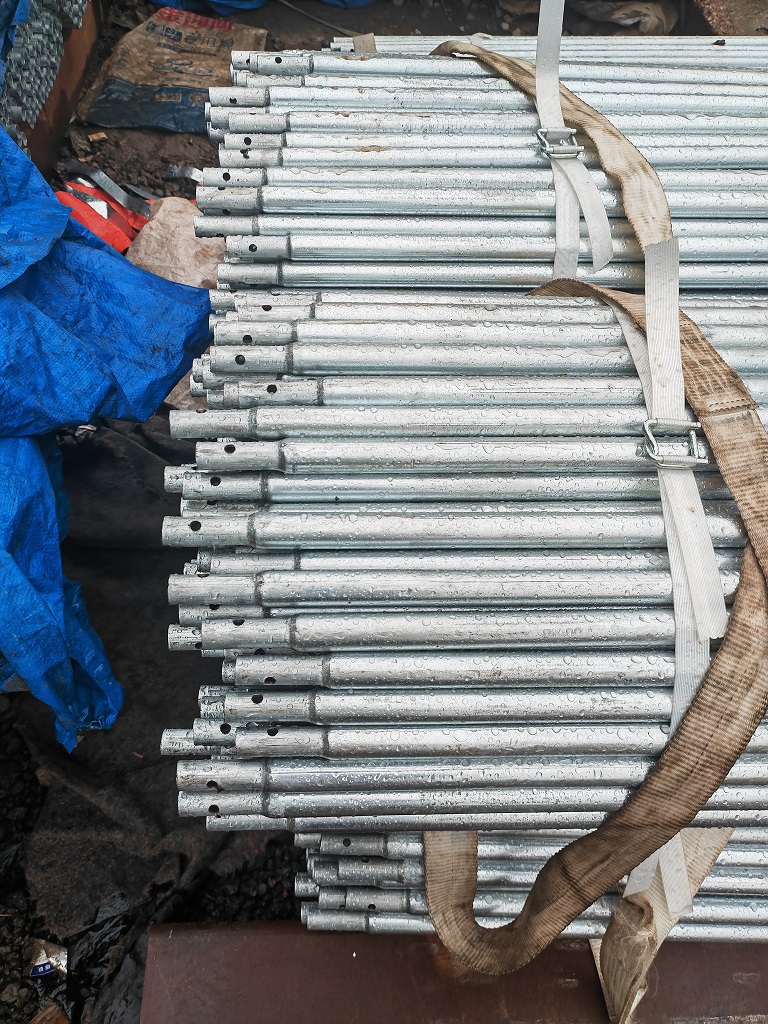 Tubo de acero galvanizado con extremos reductores para construcción.