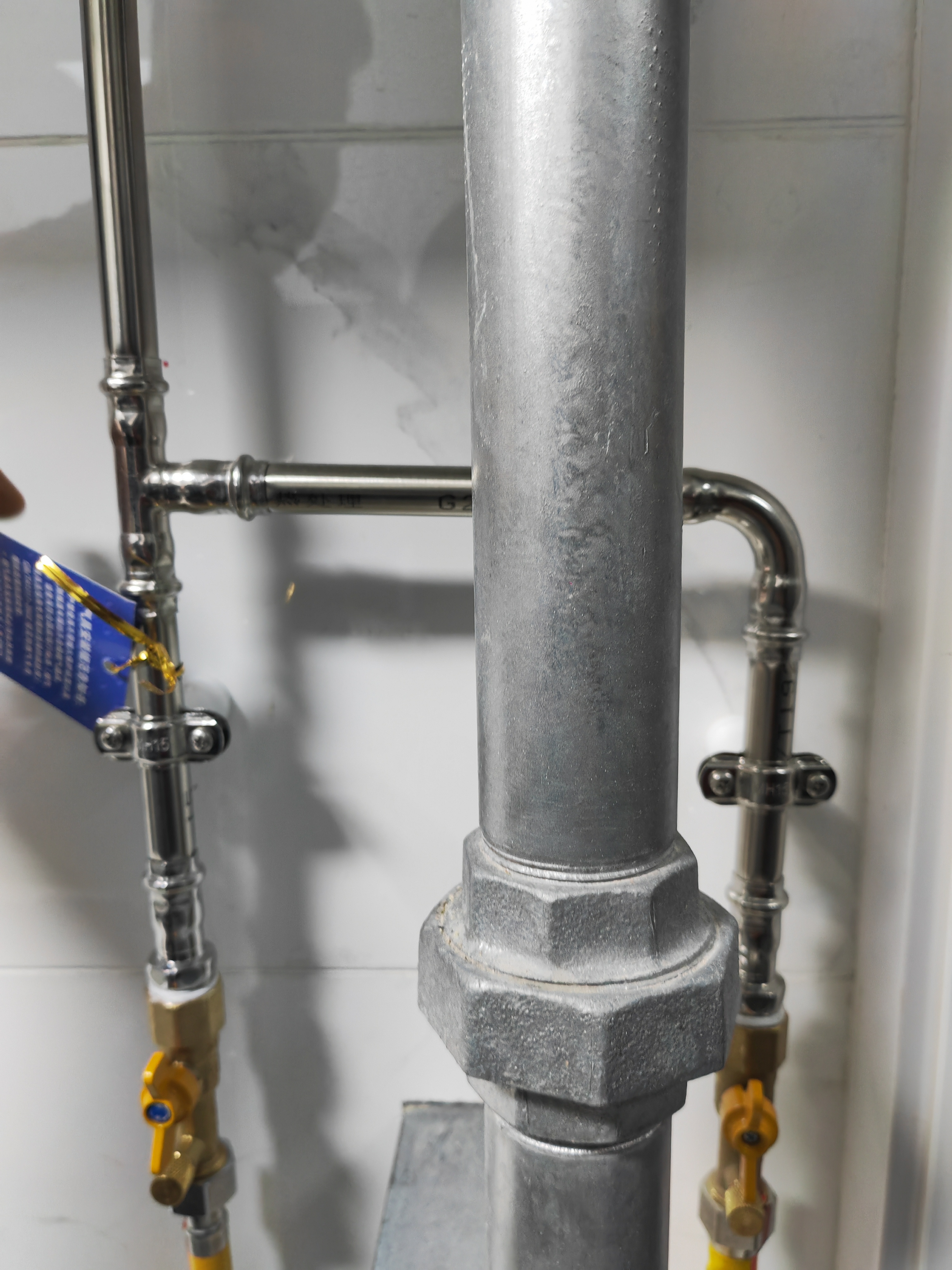 Los tubos y accesorios de acero inoxidable prensado se utilizan en gasoductos