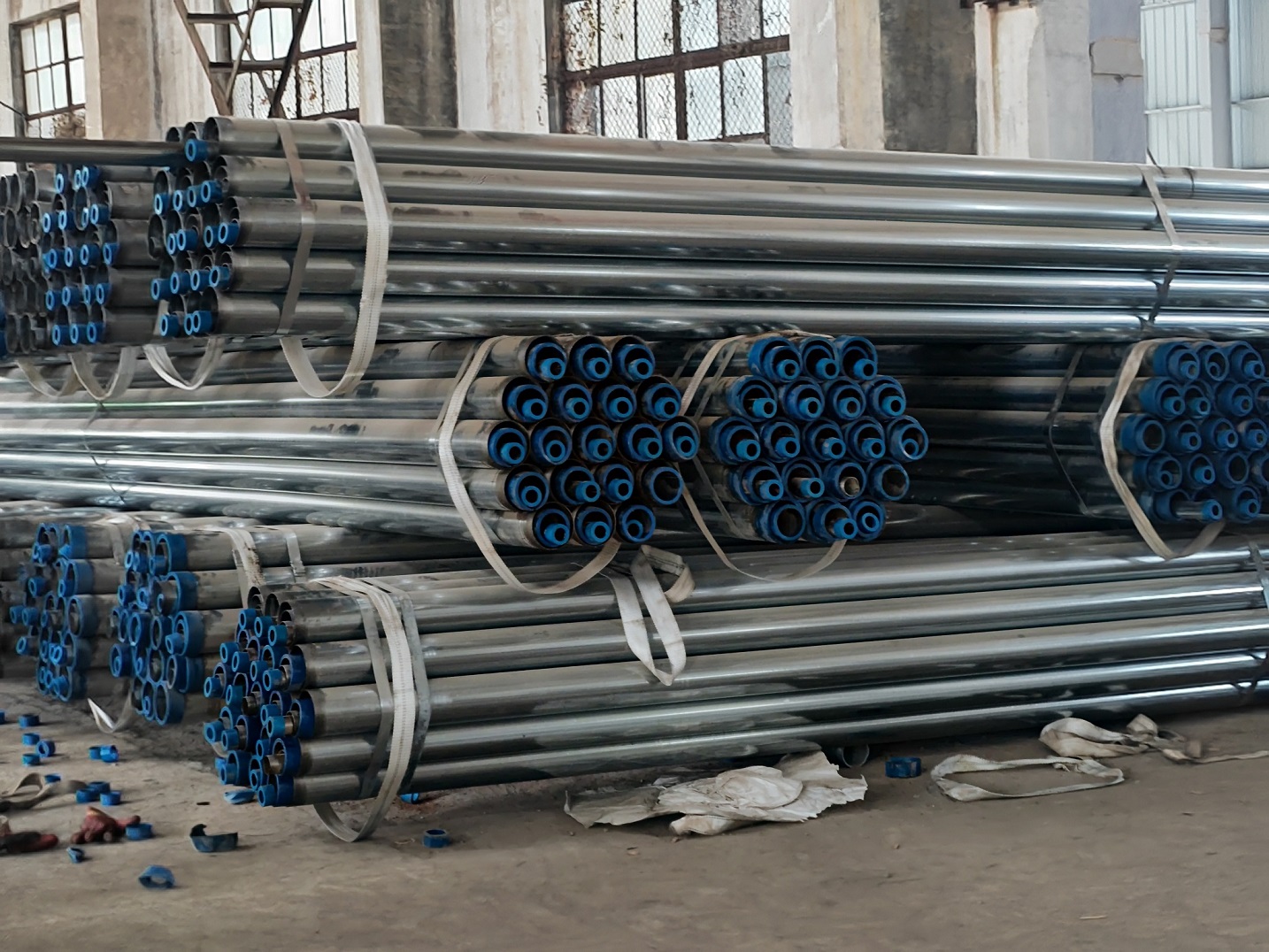 Tubos de acero más pequeños empaquetados dentro de tubos más grandes para reducir el costo de transporte de cada tubo